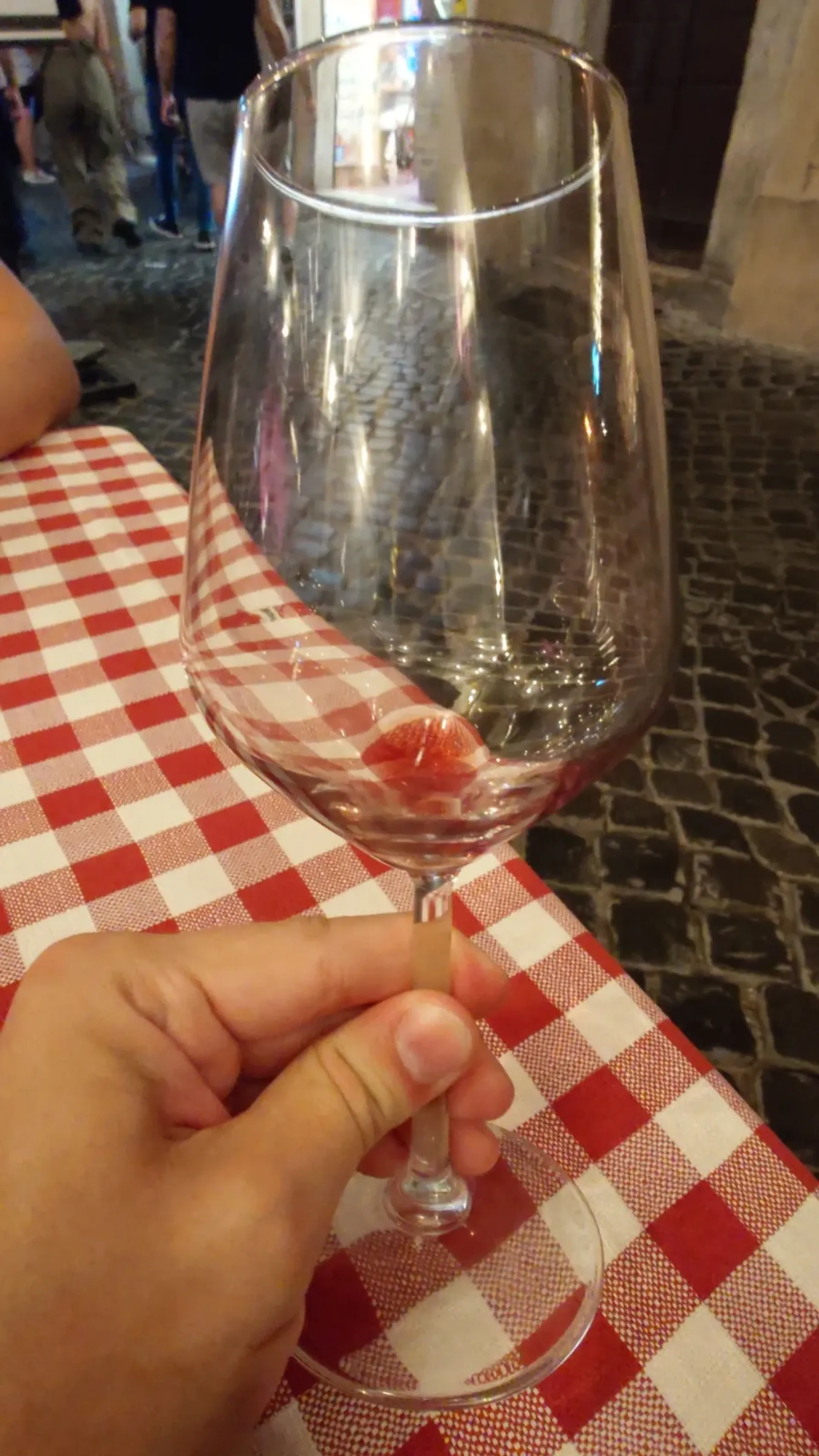 Vīna glāze un nedaudz vīna, 1. fotoattēls no 2