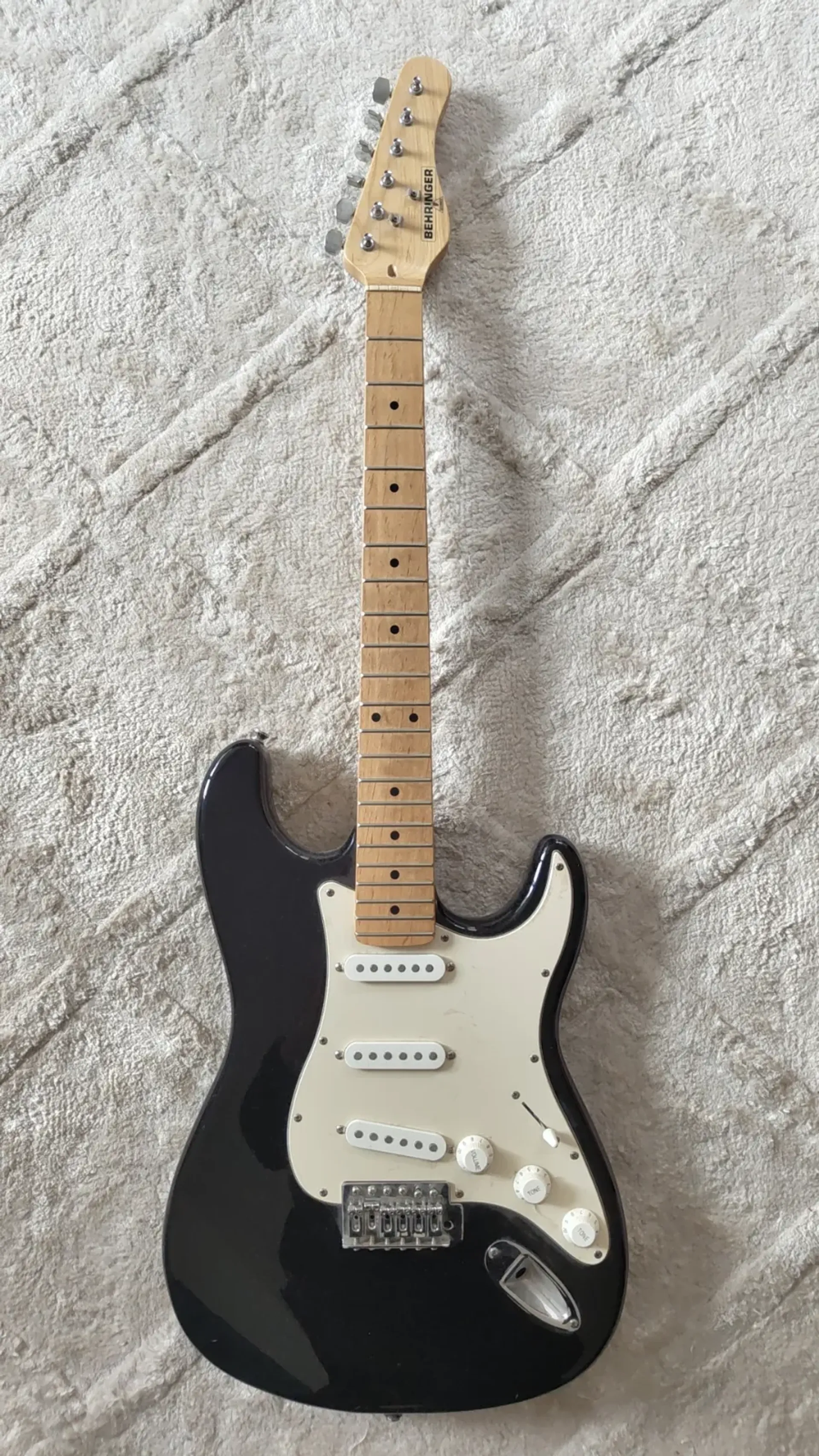 Электрогитара Behringer в стиле Strat, черная