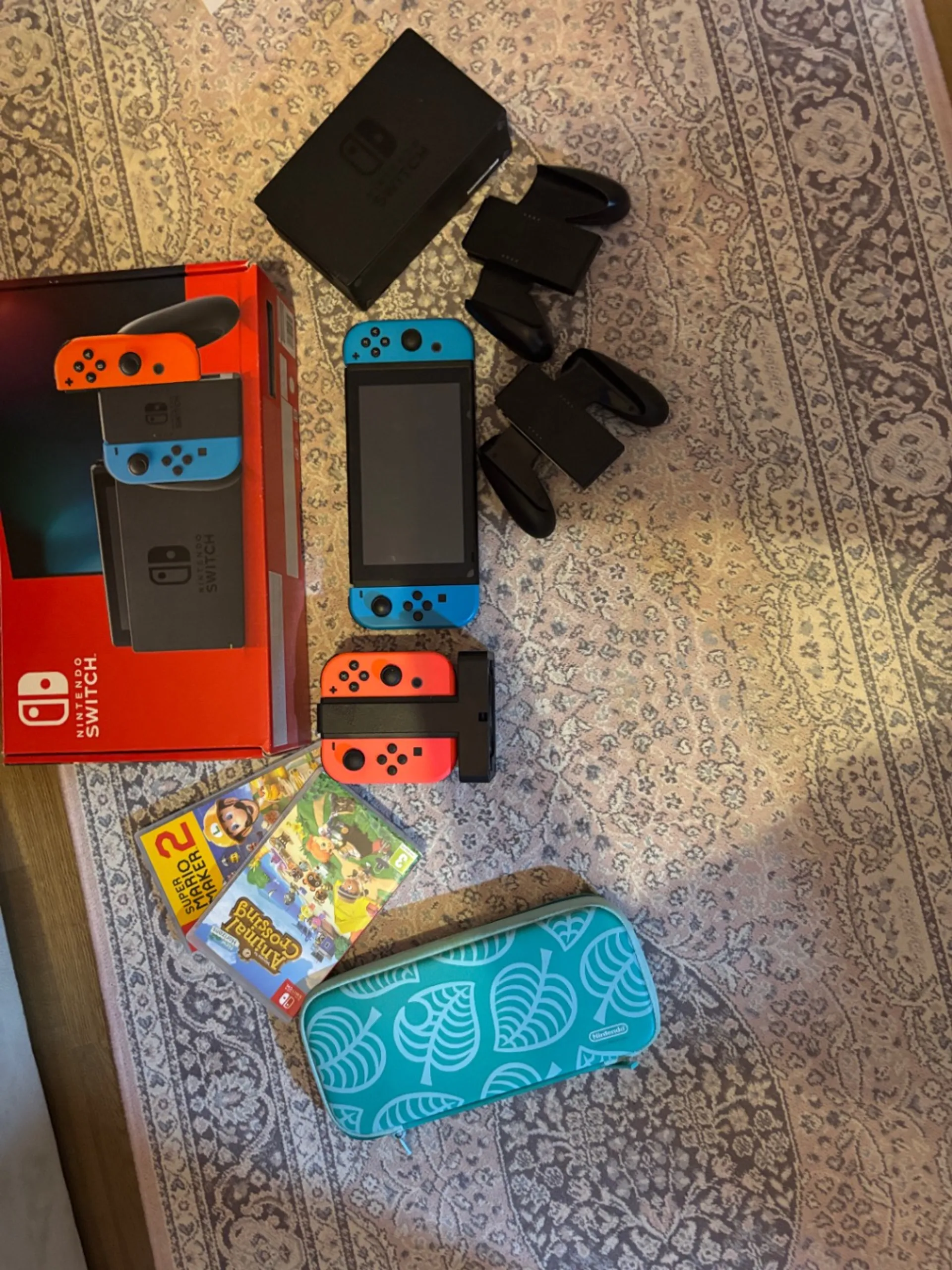 Игровая приставка Nintendo Switch с аксессуарами, двумя играми и обложкой Animal Crossing, фото 1 из 1