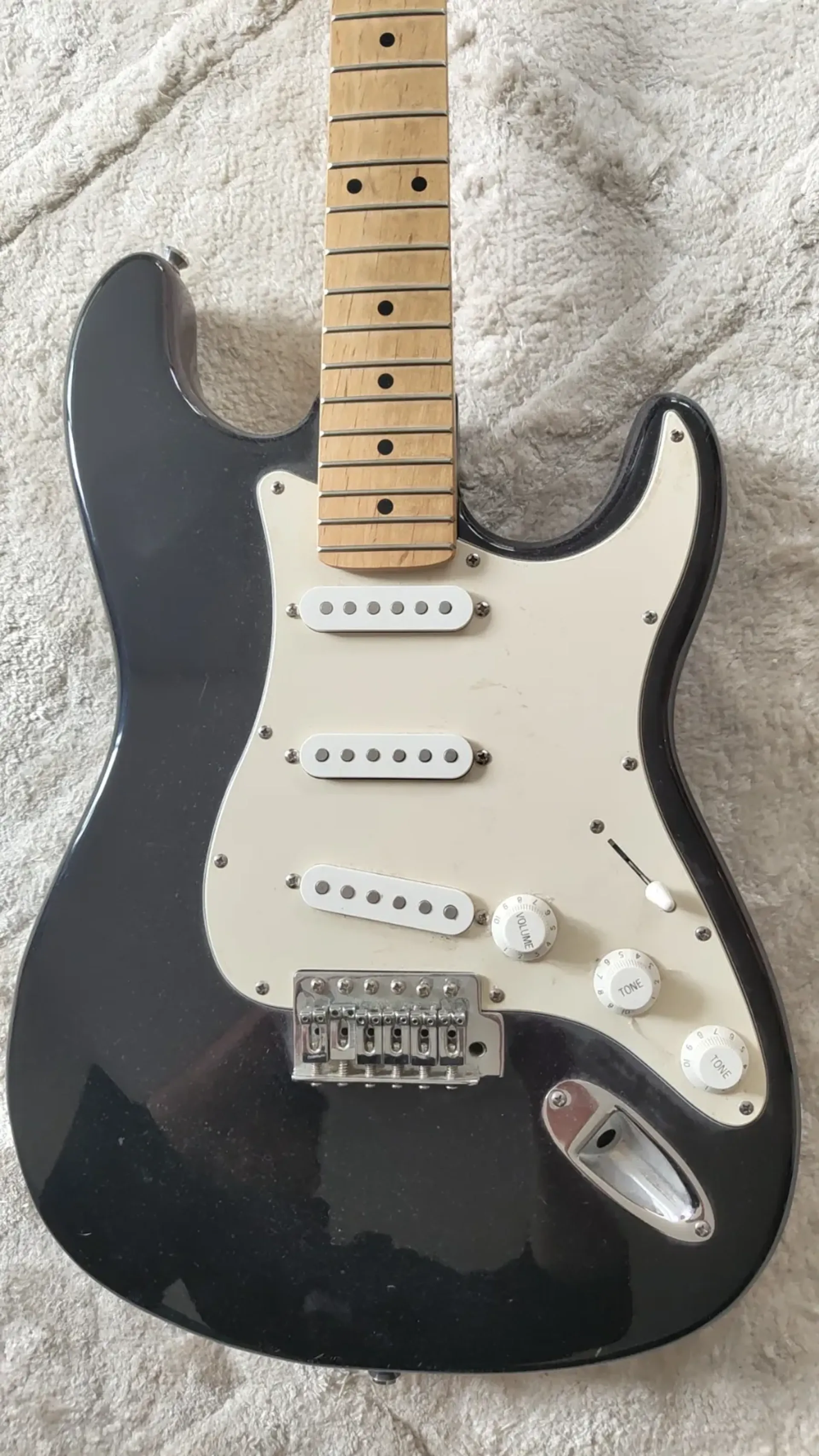 Электрогитара Behringer в стиле Strat, черная