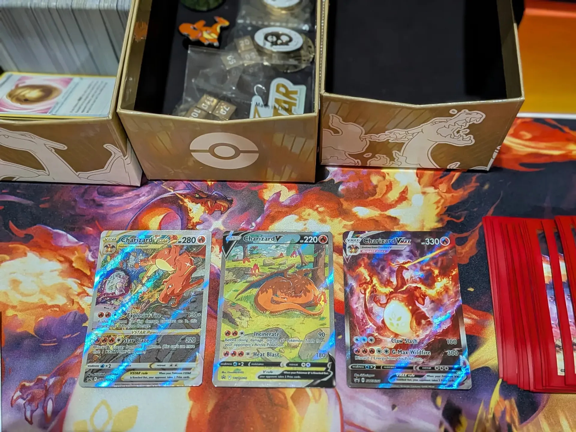 Pokemon TCG – Charizard Ultra Premium kolekcija, 1. fotoattēls no 3