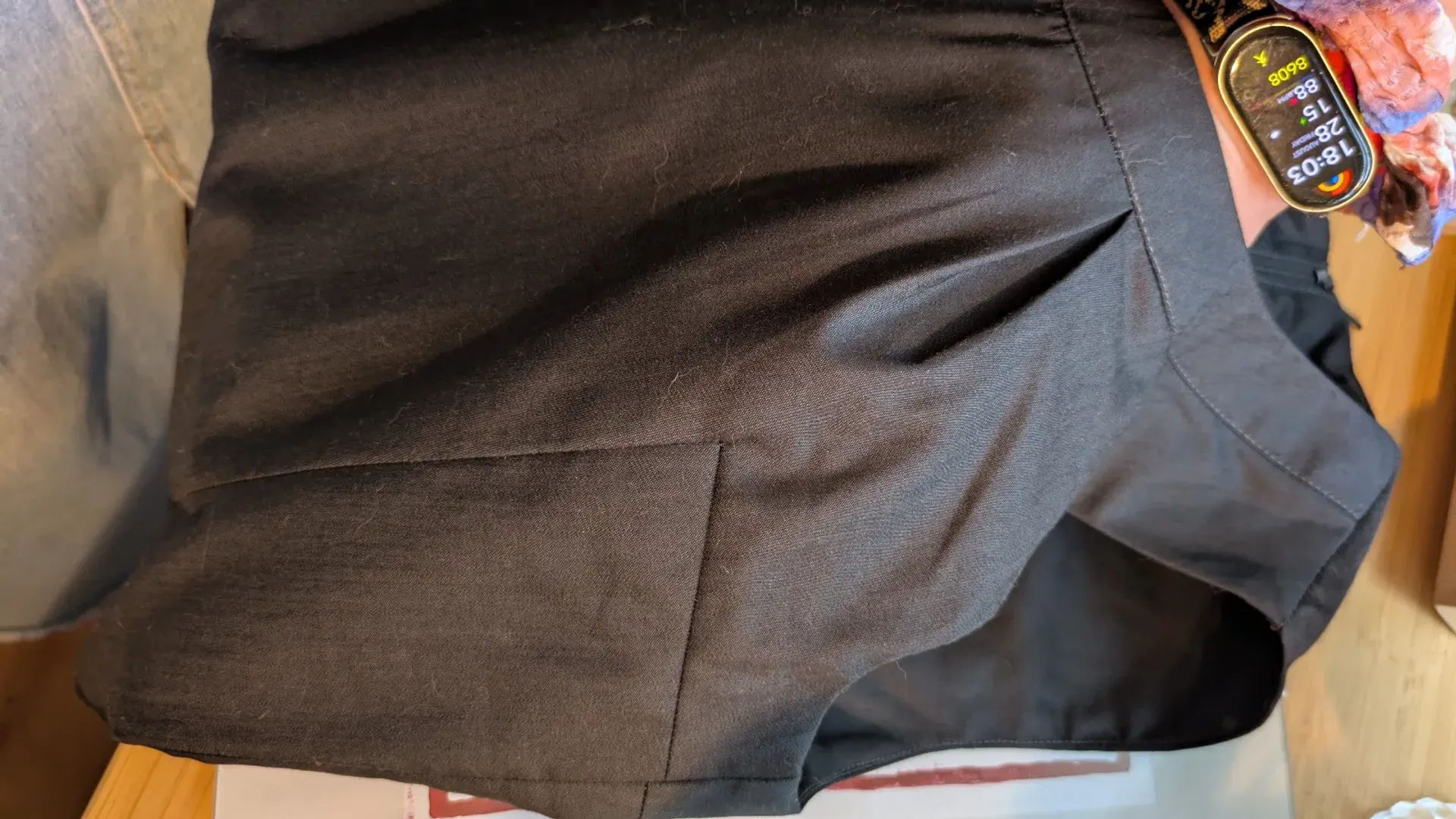 Pirmā sludinājuma fotoattēls: Melna blūze ar svītrainu oderi