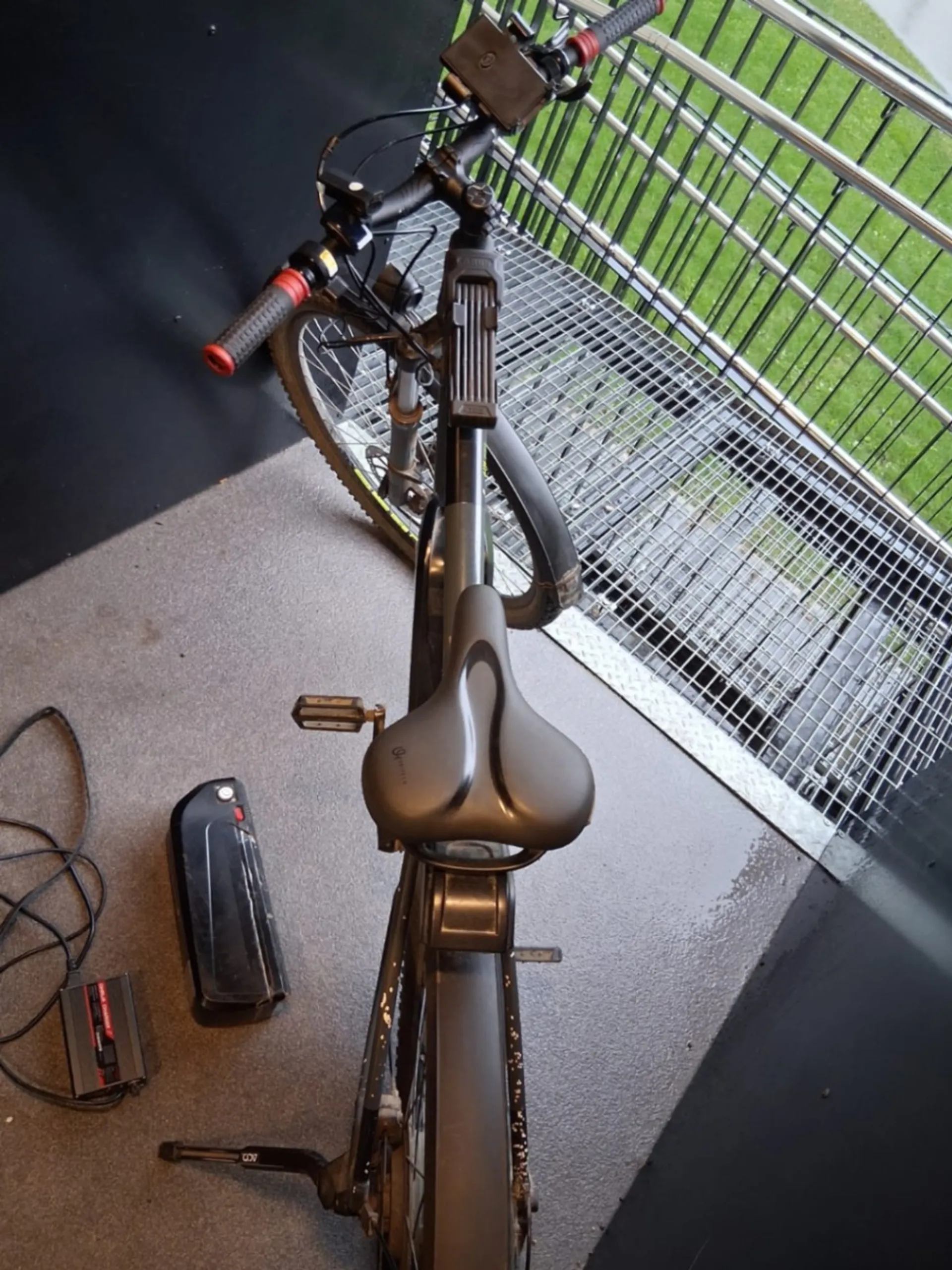 Cube Aim Pro elektriskais velosipēds ar akumulatoru un piederumiem, 2. fotoattēls no 6