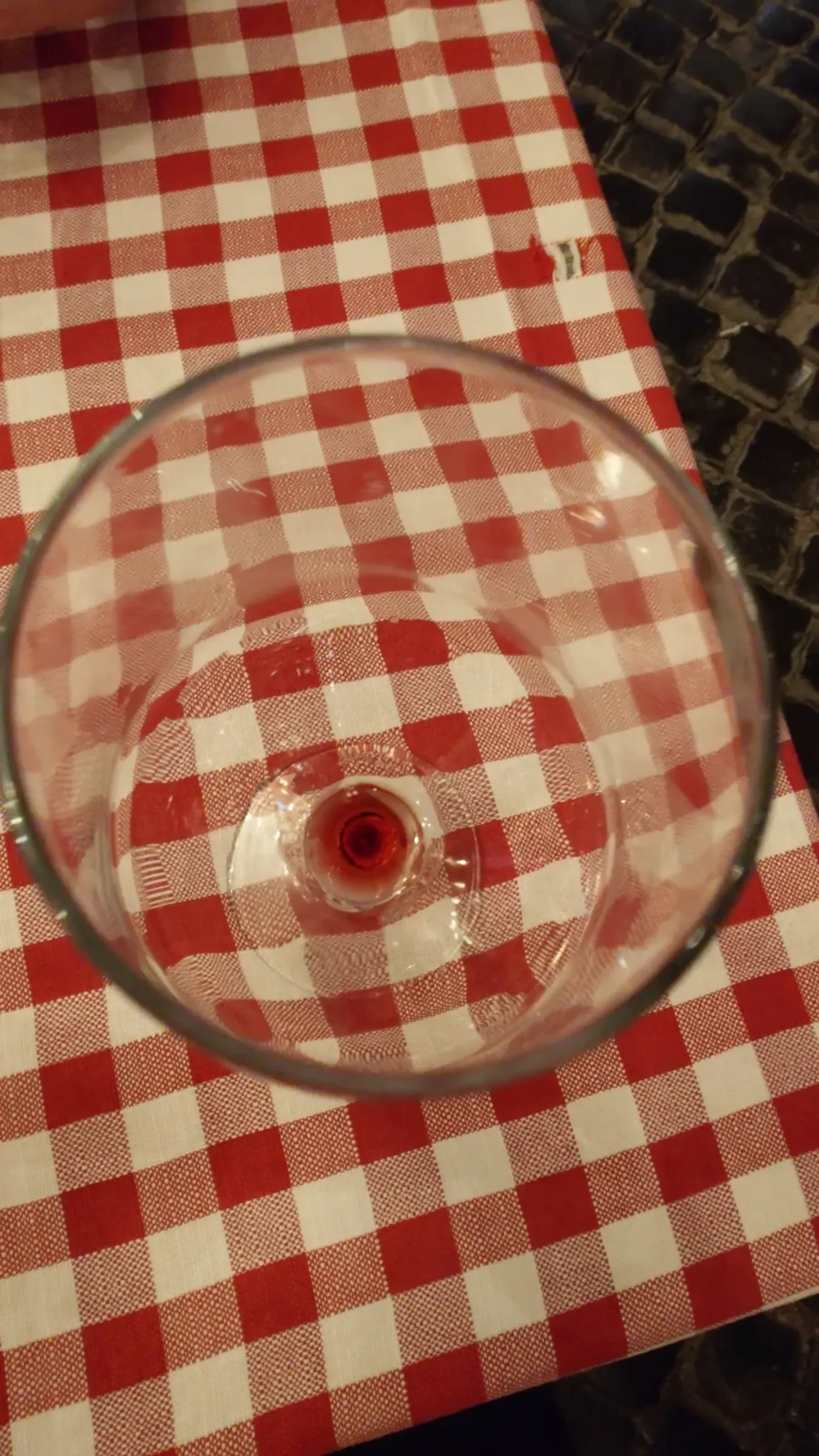 Vīna glāze un nedaudz vīna, 2. fotoattēls no 2