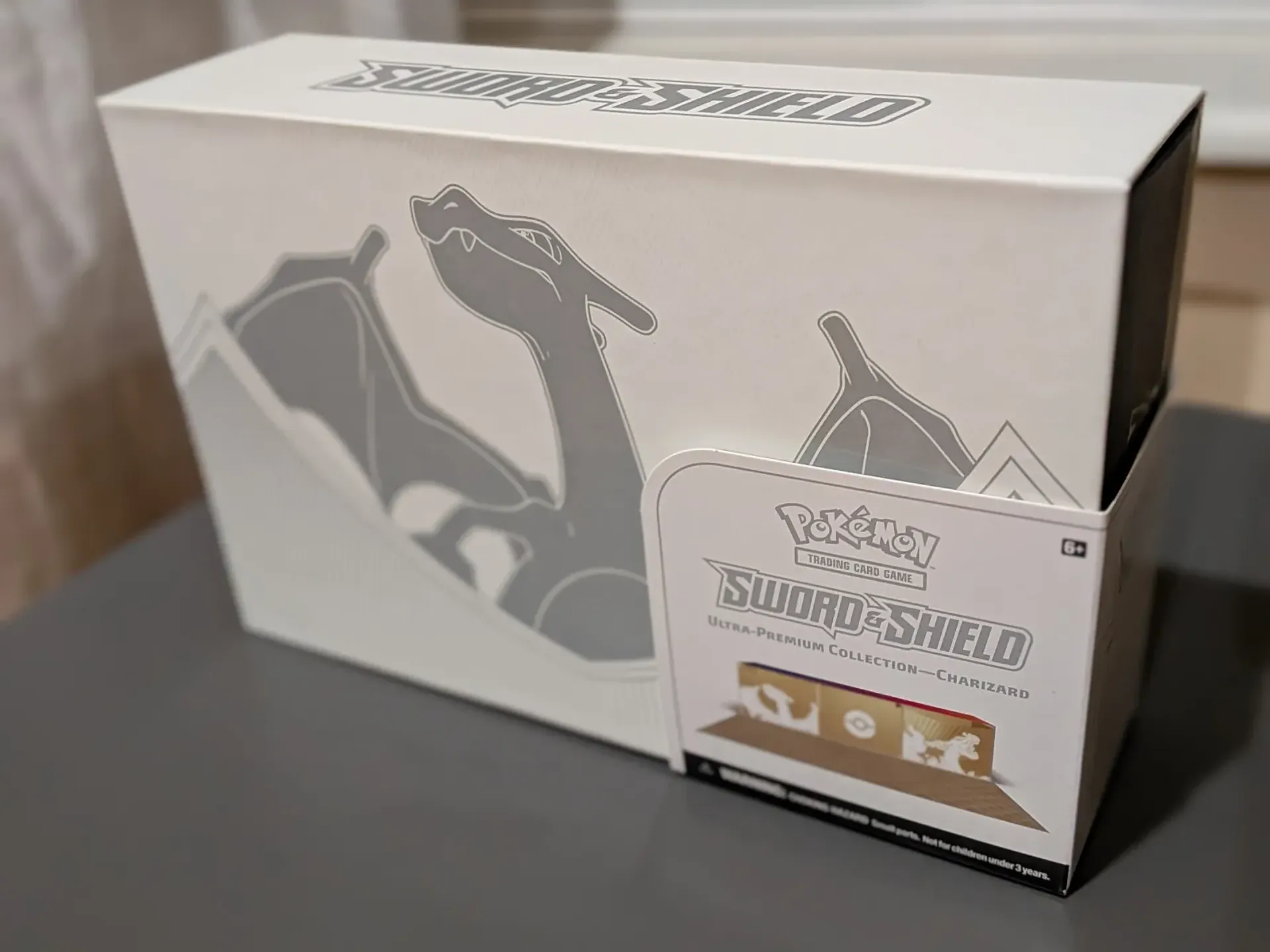 Pokemon TCG – Charizard Ultra Premium kolekcija, 2. fotoattēls no 3