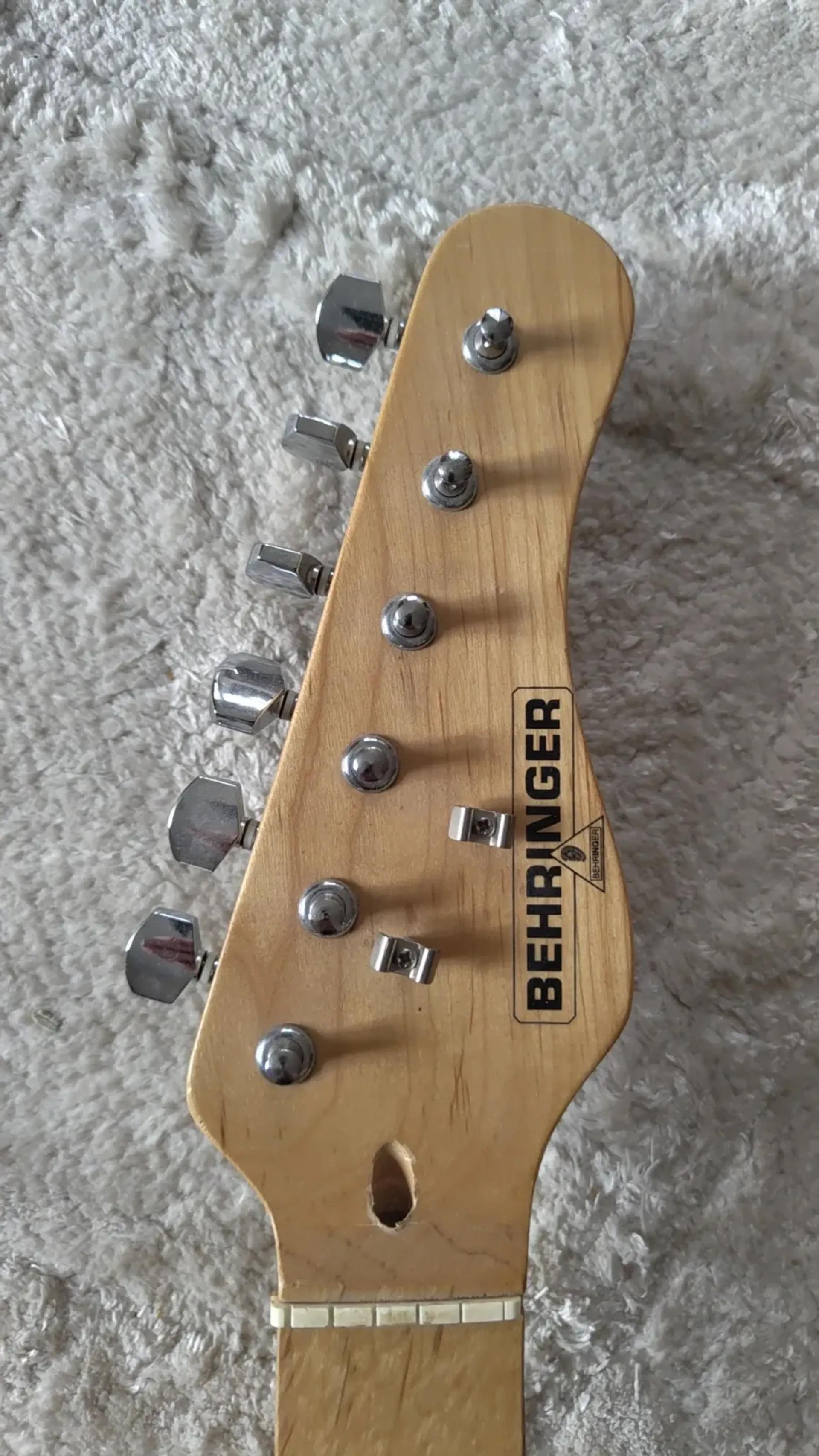 Электрогитара Behringer в стиле Strat, черная