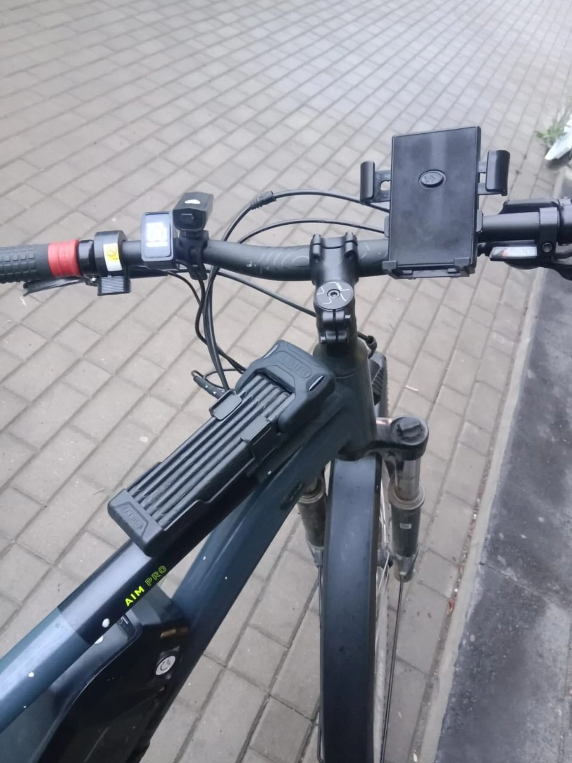Cube Aim Pro elektriskais velosipēds ar akumulatoru un piederumiem, 1. fotoattēls no 6